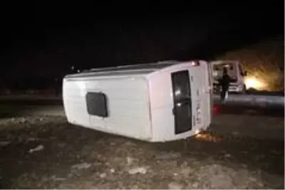Elazığ'da minibüs devrildi: 3 yaralı Elazığ'da minibüs devrildi: 3 yaralı