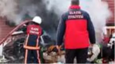 Elazığ'da tek katlı ev alev alev yandı Elazığ'da tek katlı ev alev alev yandı