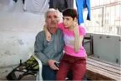 Engelli kızının ellerini bağlayarak rehabilitasyona götüren anne kan dondurdu Engelli kızının ellerini bağlayarak rehabilitasyona götüren anne kan dondurdu
