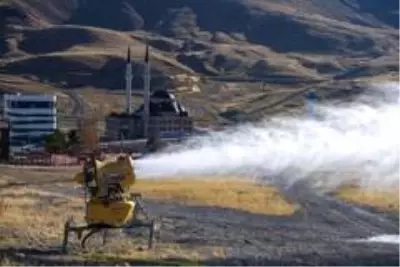 Erciyes'te yapay karlama çalışmaları başladı Erciyes'te yapay karlama çalışmaları başladı