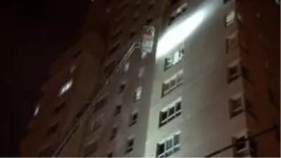 30 katlı binada yangın paniği! Gece vakti yüzlerce insan sokağa döküldü 30 katlı binada yangın paniği! Gece vakti yüzlerce insan sokağa döküldü