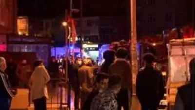 30 katlı binada yangın paniği! Gece vakti yüzlerce insan sokağa döküldü 30 katlı binada yangın paniği! Gece vakti yüzlerce insan sokağa döküldü