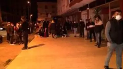 30 katlı binada yangın paniği! Gece vakti yüzlerce insan sokağa döküldü 30 katlı binada yangın paniği! Gece vakti yüzlerce insan sokağa döküldü