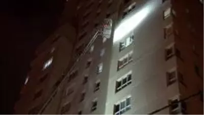 30 katlı binada yangın paniği! Gece vakti yüzlerce insan sokağa döküldü 30 katlı binada yangın paniği! Gece vakti yüzlerce insan sokağa döküldü