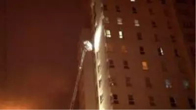 30 katlı binada yangın paniği! Gece vakti yüzlerce insan sokağa döküldü 30 katlı binada yangın paniği! Gece vakti yüzlerce insan sokağa döküldü