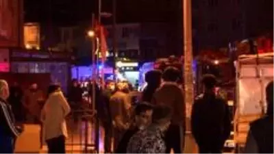 30 katlı binada yangın paniği! Gece vakti yüzlerce insan sokağa döküldü 30 katlı binada yangın paniği! Gece vakti yüzlerce insan sokağa döküldü