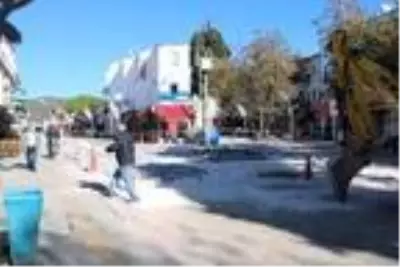 Foçalılar, eski taşların daha sık ve uygun dolgu malzemesiyle yeniden döşenmesini istiyor Foçalılar, eski taşların daha sık ve uygun dolgu malzemesiyle yeniden döşenmesini istiyor
