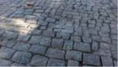 Foçalılar, eski taşların daha sık ve uygun dolgu malzemesiyle yeniden döşenmesini istiyor Foçalılar, eski taşların daha sık ve uygun dolgu malzemesiyle yeniden döşenmesini istiyor