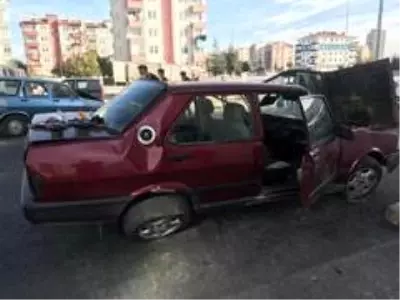 Freni patlayan kamyon iki otomobili biçti Freni patlayan kamyon iki otomobili biçti
