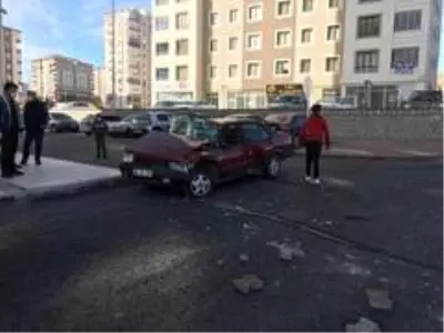 Freni patlayan kamyon iki otomobili biçti Freni patlayan kamyon iki otomobili biçti