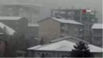 Hakkari'de mevsimin ilk karı yağdı Hakkari'de mevsimin ilk karı yağdı