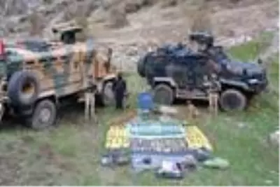 Son dakika haberi | Hakkari'de, teröristlere ait 4 sığınakta mühimmat ve silahlar bulundu Son dakika haberi | Hakkari'de, teröristlere ait 4 sığınakta mühimmat ve silahlar bulundu