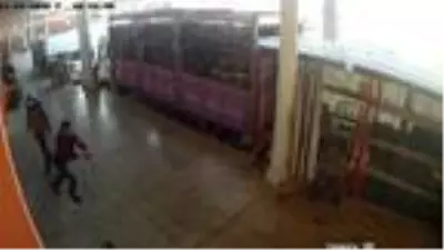 Halde iş yeri sahibi ile yabancı uyrukluya silahlı saldırı kamerada Halde iş yeri sahibi ile yabancı uyrukluya silahlı saldırı kamerada