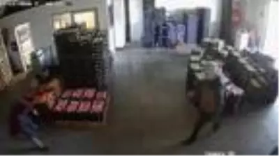 Halde iş yeri sahibi ile yabancı uyrukluya silahlı saldırı kamerada Halde iş yeri sahibi ile yabancı uyrukluya silahlı saldırı kamerada