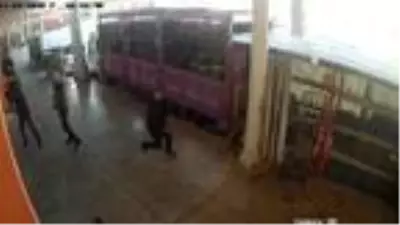 Halde iş yeri sahibi ile yabancı uyrukluya silahlı saldırı kamerada Halde iş yeri sahibi ile yabancı uyrukluya silahlı saldırı kamerada