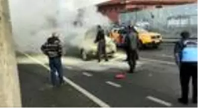 Hareket halinde alev alan otomobili, zabıta ekipleri söndürdü Hareket halinde alev alan otomobili, zabıta ekipleri söndürdü