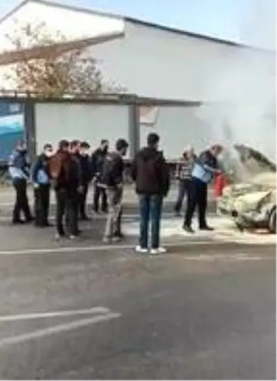 Hareket halinde alev alan otomobili, zabıta ekipleri söndürdü Hareket halinde alev alan otomobili, zabıta ekipleri söndürdü