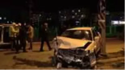 İki otomobil çarpıştı: 2 yaralı İki otomobil çarpıştı: 2 yaralı
