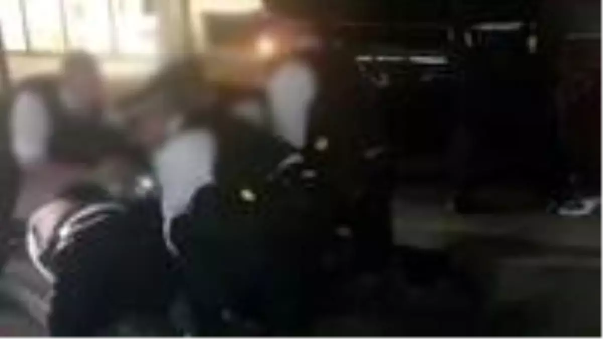 İngiltere'de siyahi kadın 8 polis tarafından feci şekilde yumruklanarak darbedildi