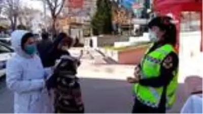 Jandarma ve polis kadınlara karanfil dağıttı Jandarma ve polis kadınlara karanfil dağıttı