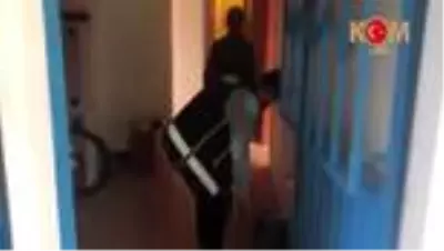 Kaçak sigara imalatı yaptığı iddia edilen 5 kişi yakalandı Kaçak sigara imalatı yaptığı iddia edilen 5 kişi yakalandı
