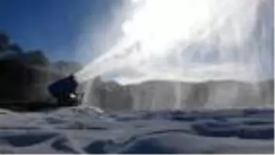 Kar yağmayan Uludağ'da, suni kar sürprizi Kar yağmayan Uludağ'da, suni kar sürprizi
