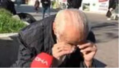 Yaşlı adam, karantinadaki oğluna ekmek götürürken tedbirlere uymayanları görünce ağladı Yaşlı adam, karantinadaki oğluna ekmek götürürken tedbirlere uymayanları görünce ağladı