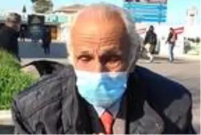 Yaşlı adam, karantinadaki oğluna ekmek götürürken tedbirlere uymayanları görünce ağladı Yaşlı adam, karantinadaki oğluna ekmek götürürken tedbirlere uymayanları görünce ağladı