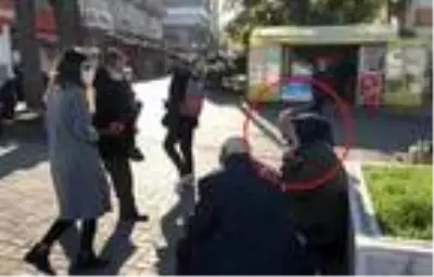 Yaşlı adam, karantinadaki oğluna ekmek götürürken tedbirlere uymayanları görünce ağladı Yaşlı adam, karantinadaki oğluna ekmek götürürken tedbirlere uymayanları görünce ağladı