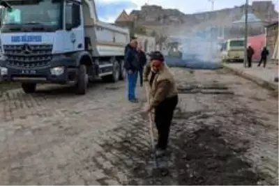 Kars Belediyesi yol çalışmalarını sürdürüyor Kars Belediyesi yol çalışmalarını sürdürüyor