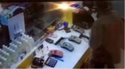 Kasiyerin dikkati tırnakçının oyununu bozdu! O anlar kamerada Kasiyerin dikkati tırnakçının oyununu bozdu! O anlar kamerada