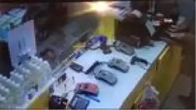 Kasiyerin dikkati tırnakçının oyununu bozdu! O anlar kamerada Kasiyerin dikkati tırnakçının oyununu bozdu! O anlar kamerada