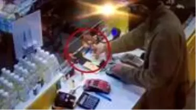 Kasiyerin dikkati tırnakçının oyununu bozdu! O anlar kamerada Kasiyerin dikkati tırnakçının oyununu bozdu! O anlar kamerada
