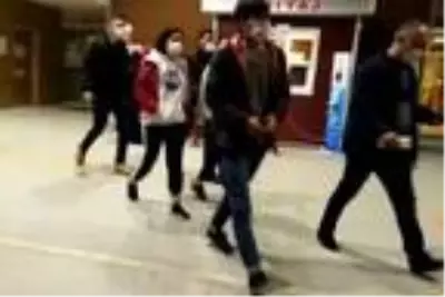 Son dakika haberleri | Kendilerini polis olarak tanıtıp, Suriyelilerin para ve altınlarını alan 6 kişi yakalandı Son dakika haberleri | Kendilerini polis olarak tanıtıp, Suriyelilerin para ve altınlarını alan 6 kişi yakalandı