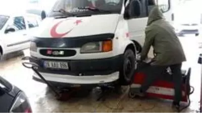 Kış mesaisi başladı, lastikçilerde kuyruk oluştu Kış mesaisi başladı, lastikçilerde kuyruk oluştu