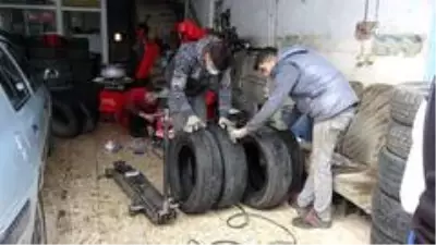 Kış mesaisi başladı, lastikçilerde kuyruk oluştu Kış mesaisi başladı, lastikçilerde kuyruk oluştu