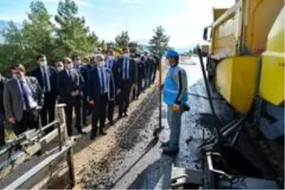 Komşu iki şehirden ortak asfalt çalışması Komşu iki şehirden ortak asfalt çalışması