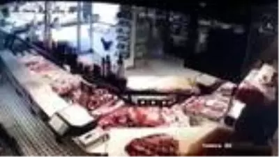 Kontrolden çıkan otomobilin bir kasabın vitrininden içeri girdiği anlar kamerada Kontrolden çıkan otomobilin bir kasabın vitrininden içeri girdiği anlar kamerada