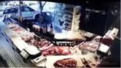 Kontrolden çıkan otomobilin bir kasabın vitrininden içeri girdiği anlar kamerada Kontrolden çıkan otomobilin bir kasabın vitrininden içeri girdiği anlar kamerada
