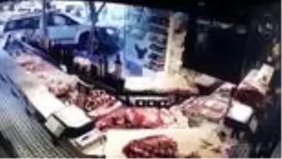 Kontrolden çıkan otomobilin bir kasabın vitrininden içeri girdiği anlar kamerada Kontrolden çıkan otomobilin bir kasabın vitrininden içeri girdiği anlar kamerada