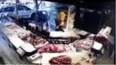 Kontrolden çıkan otomobilin bir kasabın vitrininden içeri girdiği anlar kamerada Kontrolden çıkan otomobilin bir kasabın vitrininden içeri girdiği anlar kamerada