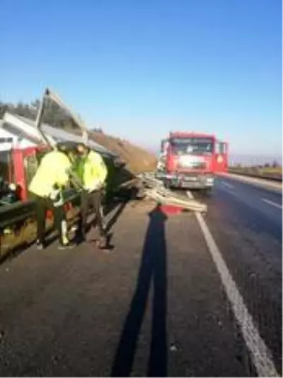 Kontrolden çıkan tır şarampole devrildi Kontrolden çıkan tır şarampole devrildi