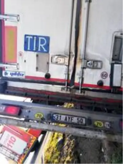 Kontrolden çıkan tır şarampole devrildi Kontrolden çıkan tır şarampole devrildi
