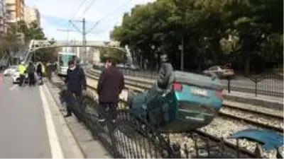 Otomobil tramvay yoluna takla attı Otomobil tramvay yoluna takla attı