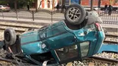 Otomobil tramvay yoluna takla attı Otomobil tramvay yoluna takla attı