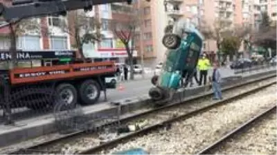 Otomobil tramvay yoluna takla attı Otomobil tramvay yoluna takla attı