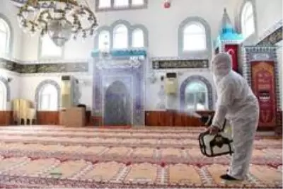 Konyaaltı'nda taksi durakları, parklar ve camilere dezenfekte çalışması Konyaaltı'nda taksi durakları, parklar ve camilere dezenfekte çalışması