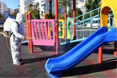 Konyaaltı'nda taksi durakları, parklar ve camilere dezenfekte çalışması Konyaaltı'nda taksi durakları, parklar ve camilere dezenfekte çalışması