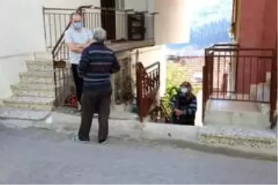 Korona virüsten bir hafta arayla ölen karı-koca yakınlarını yasa boğdu Korona virüsten bir hafta arayla ölen karı-koca yakınlarını yasa boğdu