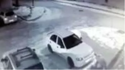 Mahalleye inen bozayıların yiyecek arayışı güvenlik kamerasında Mahalleye inen bozayıların yiyecek arayışı güvenlik kamerasında